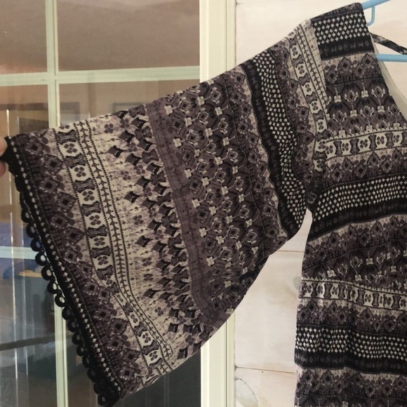 Charlotte Russe Boho Bell Sleeve Top - Picture 4 of 8